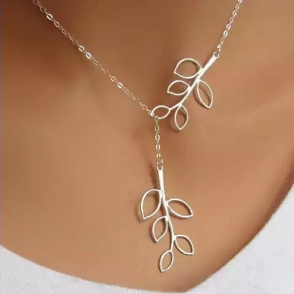 New Women’s Silver Plated Beautiful Leaves Necklace - Picture 2 of 2